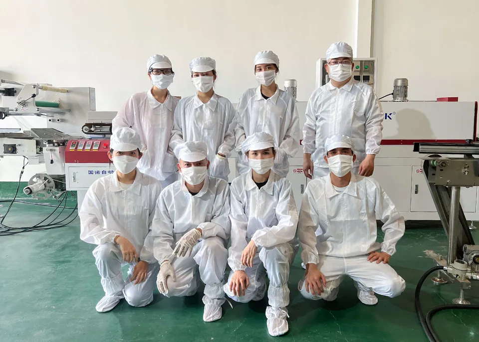 淺色工廠空間中的生產團隊成員